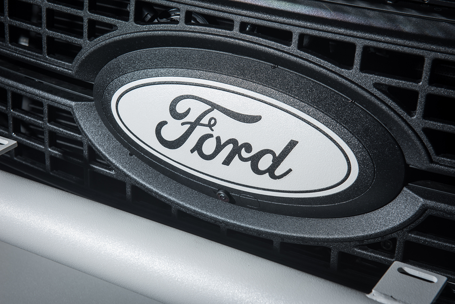 2018 ford f-350 super duty platinum emblem white and black in kevlar coating