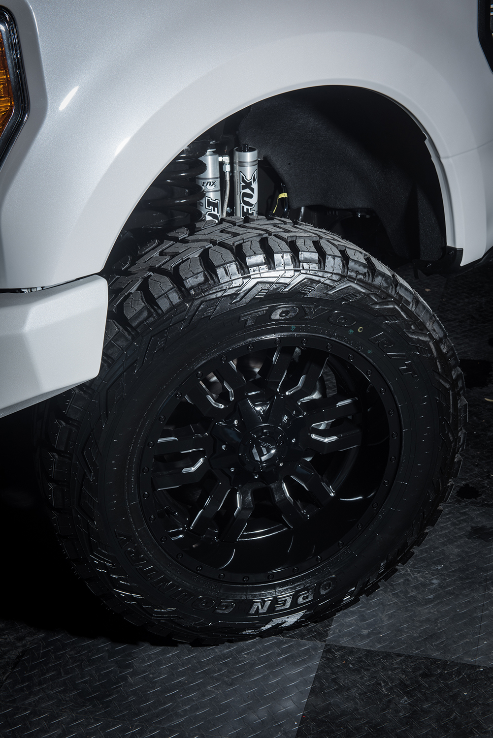 2018 ford f-350 super duty platinum with ready lift level kit and fuel sledge wheels