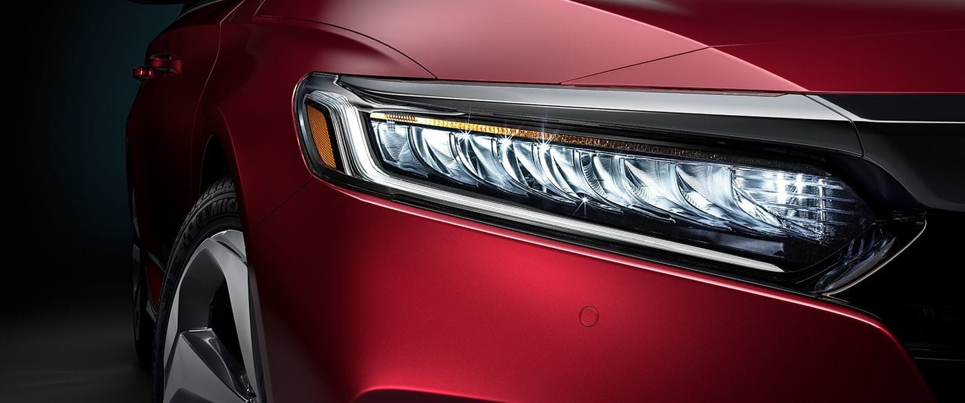 Las luces delanteras bajas de LED con encendido y apagado automático disponibles