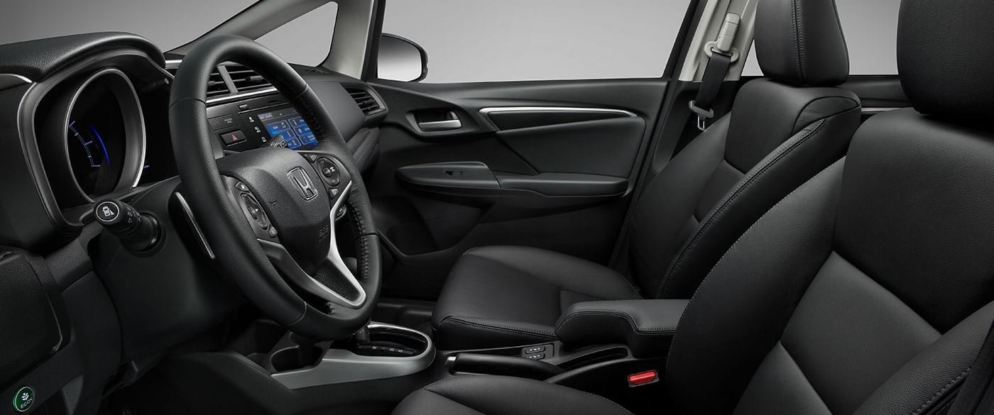 Asientos delanteros tapizados en cuero opcionales del Honda Fit 2019.