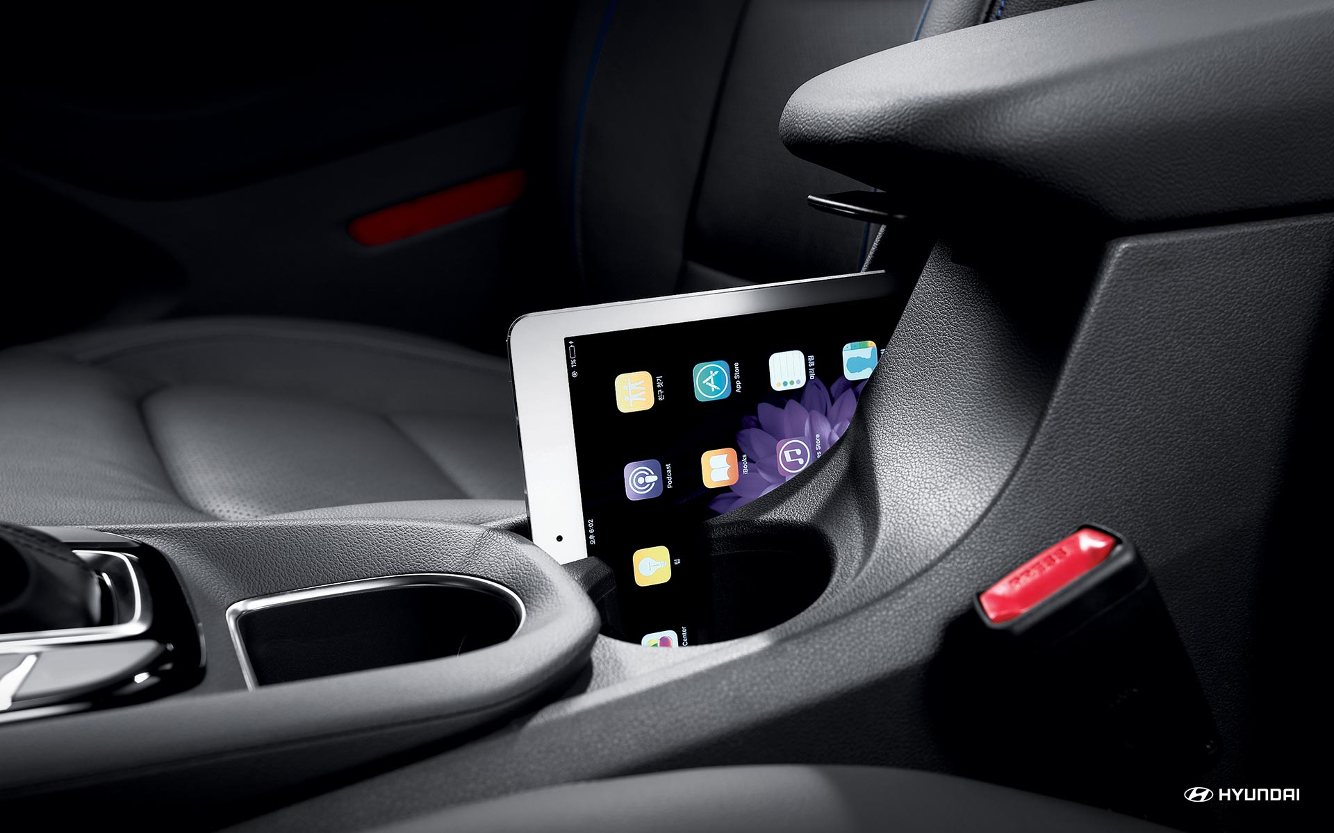 Tech-Friendly Interior of the 2019 Ioniq Hybrid