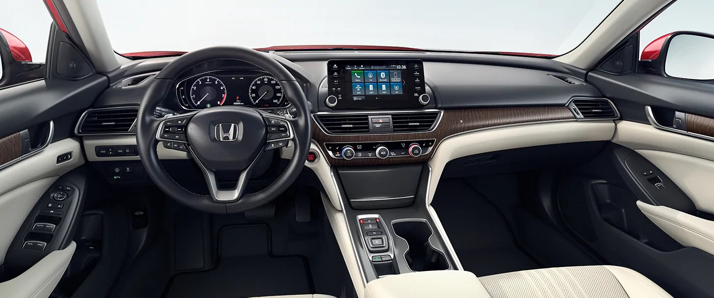 El interior te ofrece una increíble vista del camino y, también, materiales de calidad Premium.