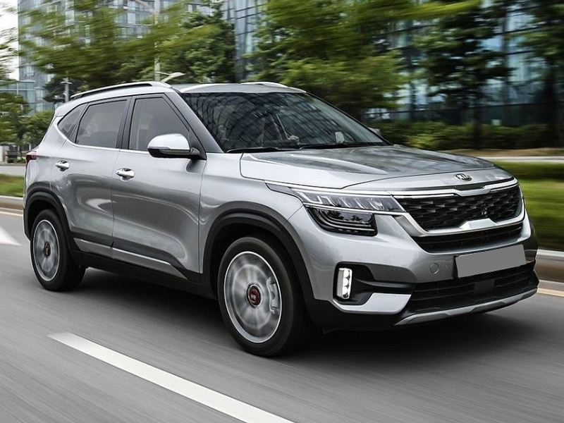 2020 Kia Seltos crossover in-motion driving city street