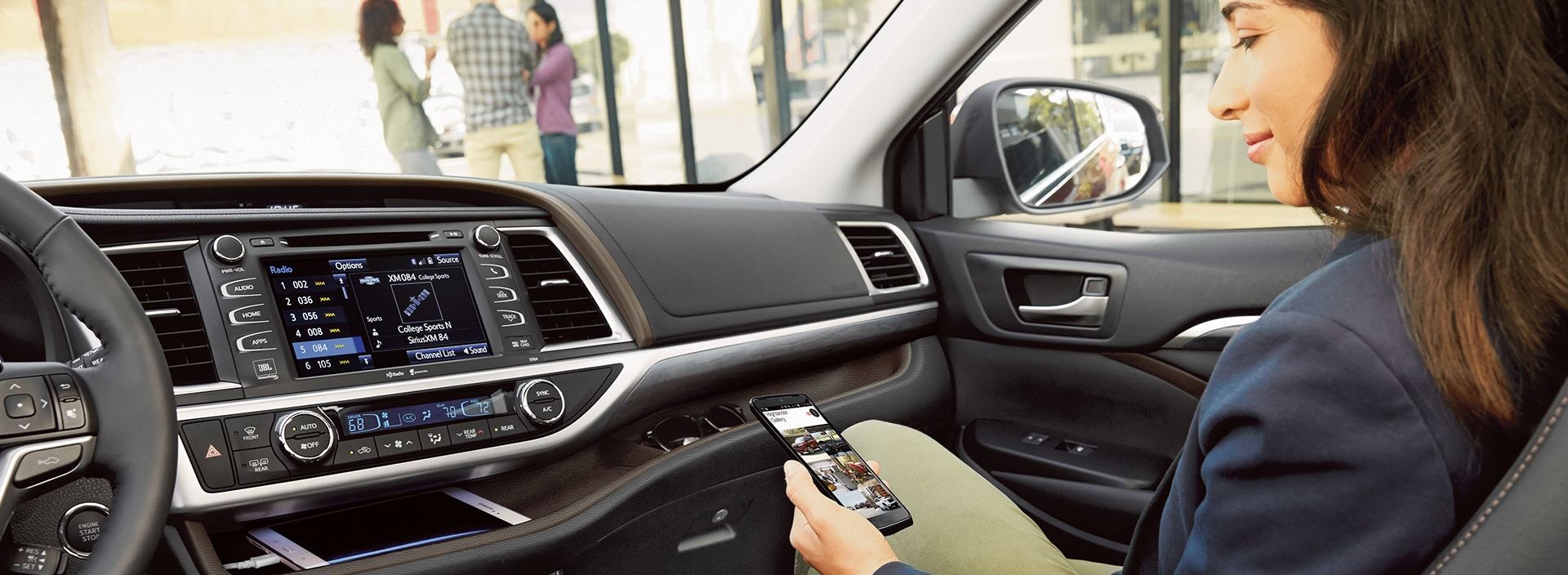 Connectivity Features in the 2019 Highlander