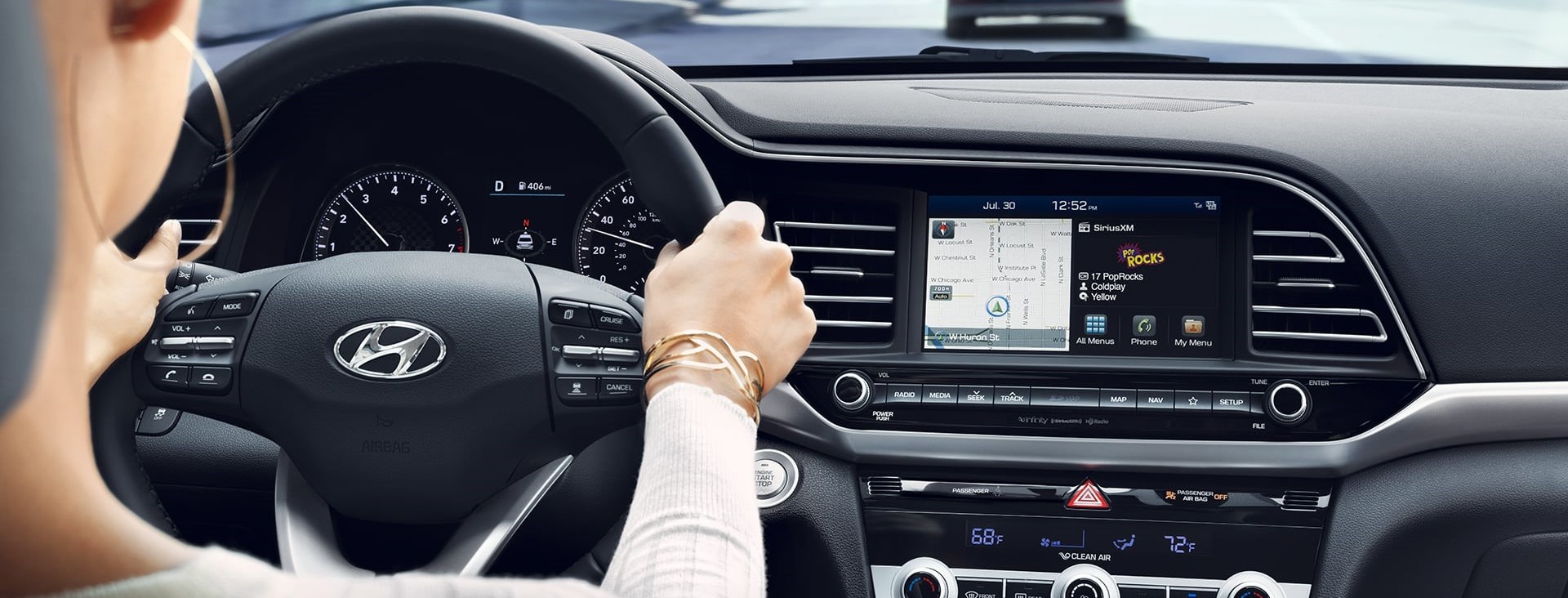 Lo último en tecnología automotriz estará a tu disposición mientras conduces tu Elantra.