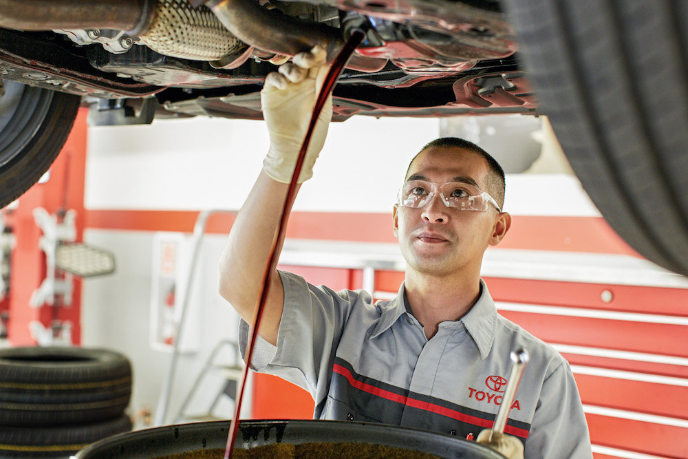 ToyotaCare in Erie at Superior Toyota | Toyota technicians changing car oil