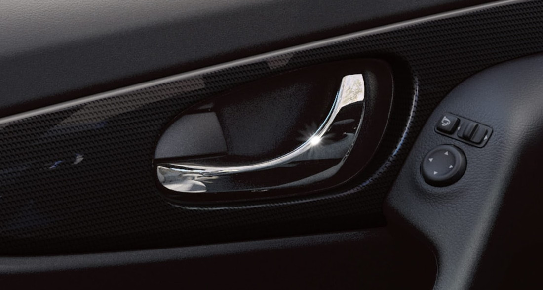 2020 Rogue Metallic Trim