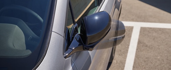 Los espejos exteriores se pliegan eléctricamente para que estaciones en espacios reducidos. Los espejos exteriores se pliegan eléctricamente para que estaciones en espacios reducidos.