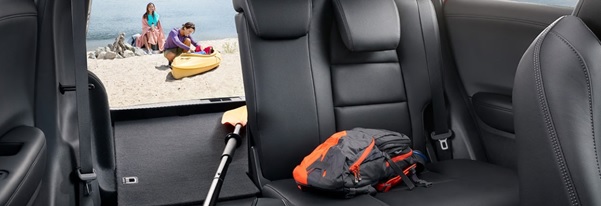 El asiento delantero del pasajero tambien puede plegarse para la carga de objetos largos.