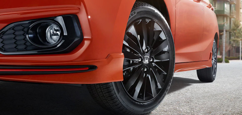 Los faros antiniebla y las ruedas de aleación de 16 pulgadas son algunos de los elementos que se destacan en su diseño exterior.