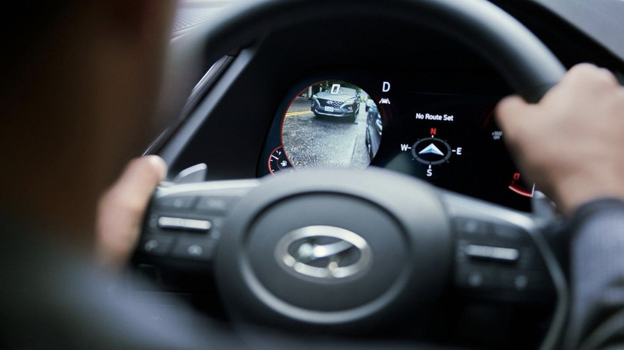 Cámbiate de carril tranquilo con el Monitor de punto ciego disponible.