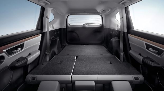 La conveniente capacidad de carga vestida de versatilidad. Se muestra el modelo Touring con cuero Gray.