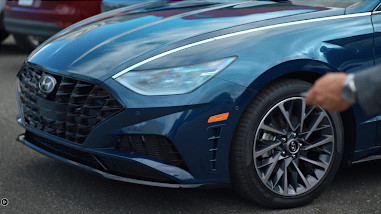 Asistencia inteligente remota para estacionamiento en el Sonata 2020. El vehículo que se muestra es el Sonata 2020 en Color Stormy Sea. Asistencia inteligente remota para estacionamiento en el Sonata 2020. El vehículo que se muestra es el Sonata 2020 en Color Stormy Sea.