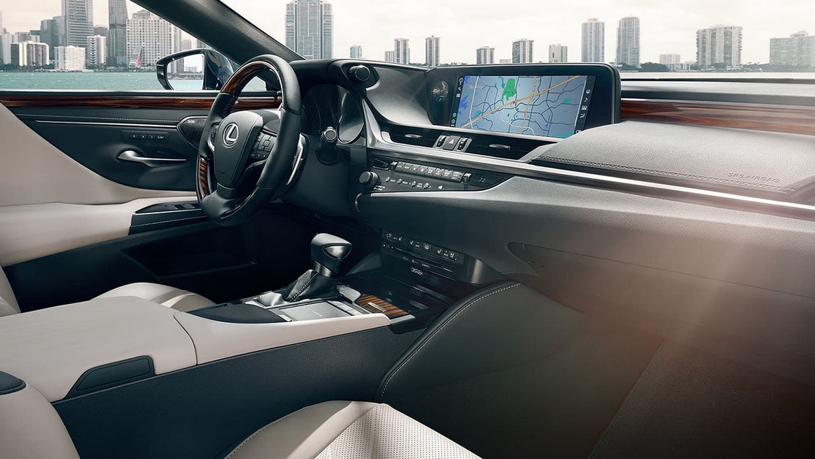 Technology in the 2021 ES 350