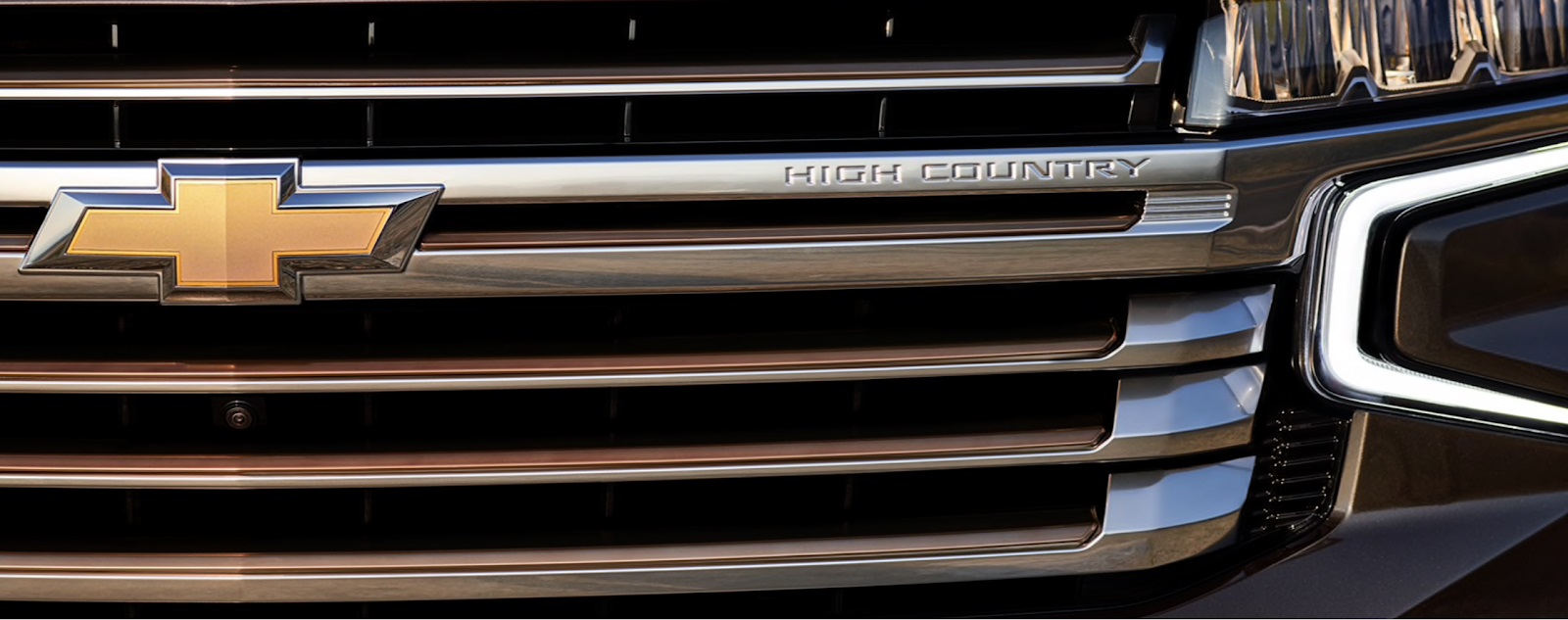 Cada detalle muestra su gran diseño. Se muestra High Country 4x4 en Gris Graywood Metálico.