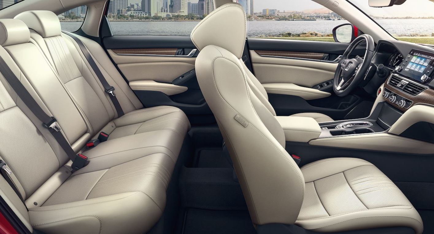 El Accord tiene en su interior muchas innovaciones para que viajes cómodo. El Accord tiene en su interior muchas innovaciones para que viajes cómodo.