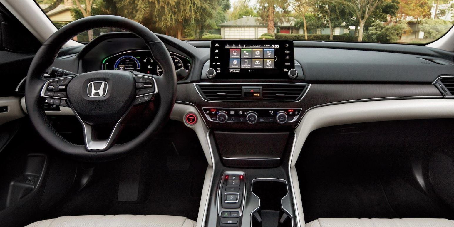 El interior está equipado con todo lo que necesitas para viajar cómodo y conectado. El interior está equipado con todo lo que necesitas para viajar cómodo y conectado.