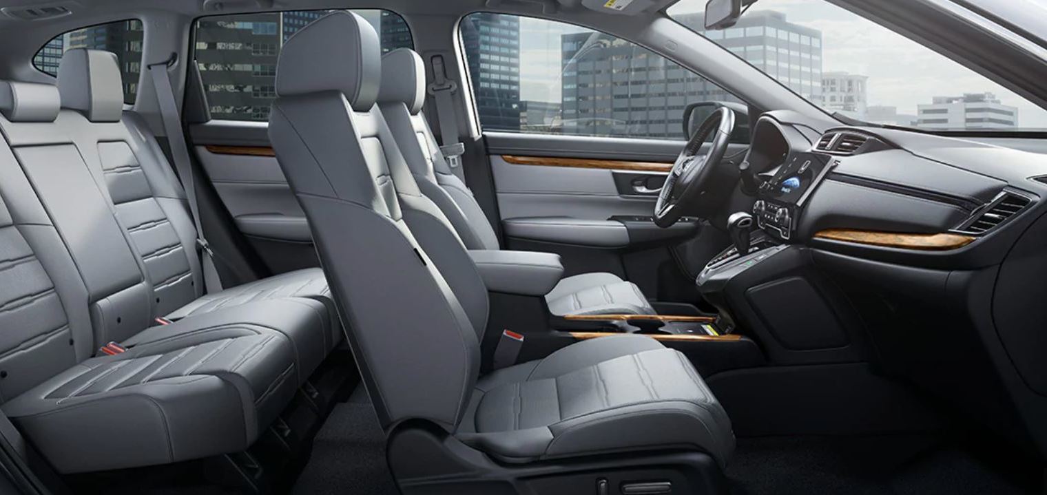 El vehículo que se muestra es el Honda Civic 2021 Touring en Modern Steel Metallic