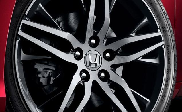 Las ruedas de aleación de 19 pulgadas acentúan la solidez del diseno.