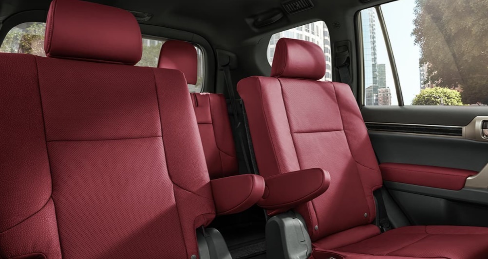 En el interior encontrarás tres lujosas filas de asientos.