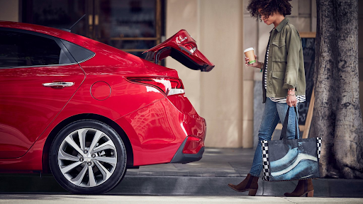 Conveniencia y practicidad. Se muestra la característica de apertura de baúl inteligente manos libres del Accent 2021.