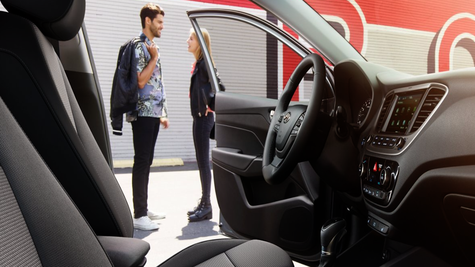 Se muestran los asientos tapizados, con calefacción, en color negro del Accent 2021.