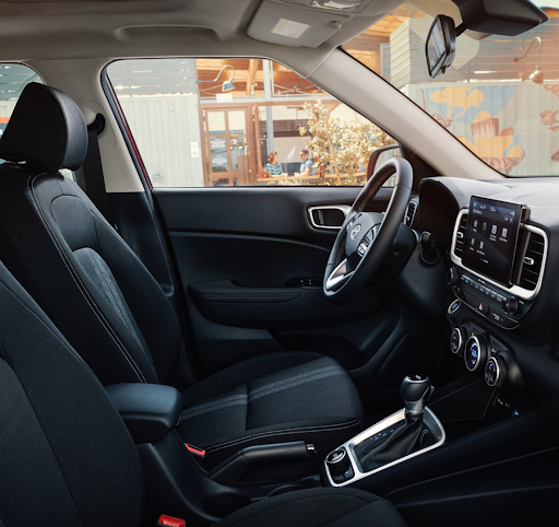 Un interior tan espacioso como cómodo. Eso encuentras dentro del Venue 2021.