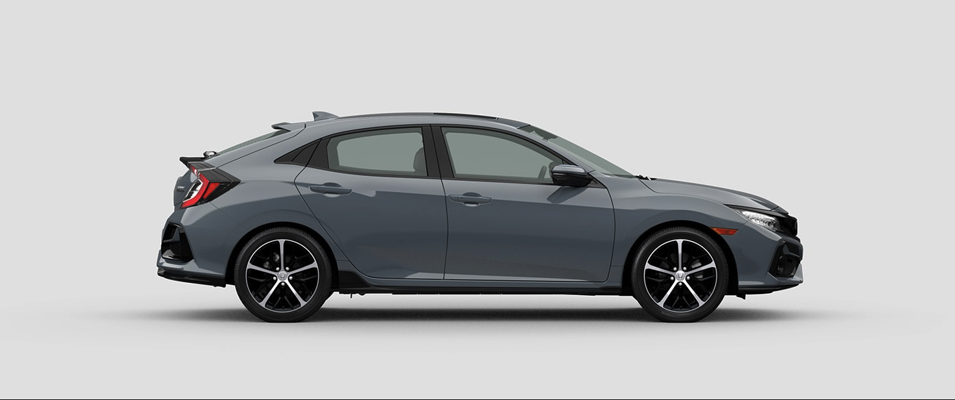 El vehículo que se muestra es el Honda Civic Hatchback 2021 Sport Touring en Sonic Gray Pearl.