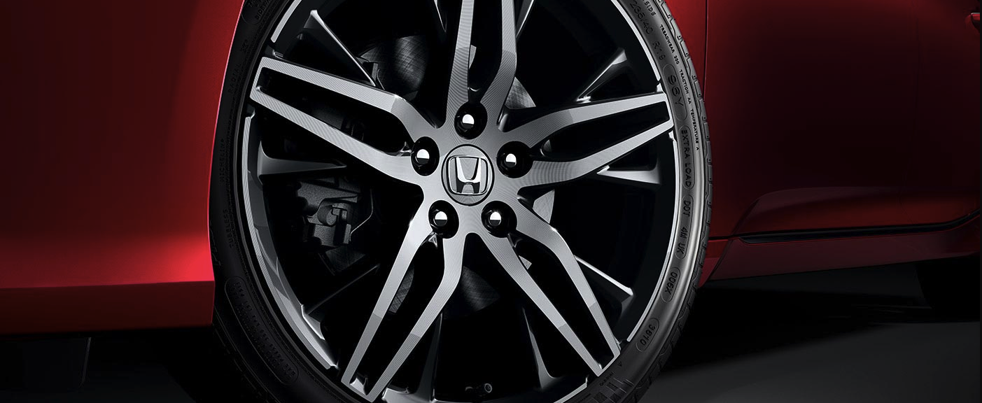 Las ruedas de aleación de 19 pulgadas le suman sofisticación al diseño.