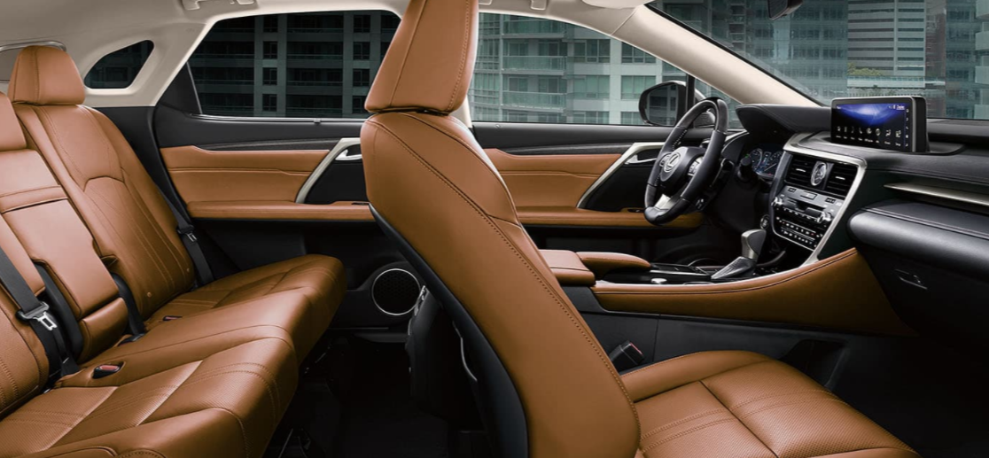 El RX 350 y el RX 350 F Sport cuentan con dos filas de asientos.