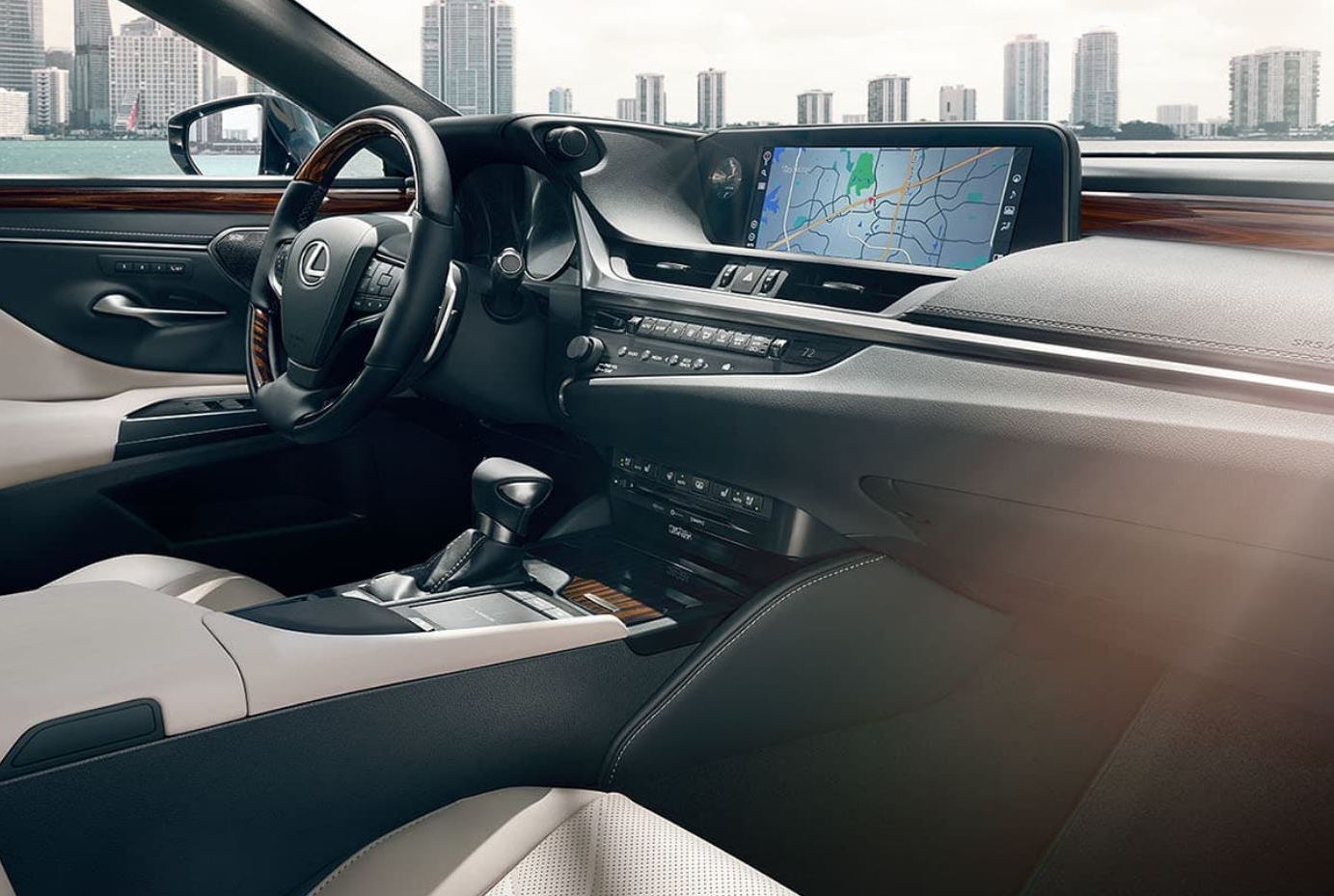 La cabina del Lexus ES 250 2021 es tan cómoda que te hará sentir como en casa incluso cuando estés muy lejos de ella.