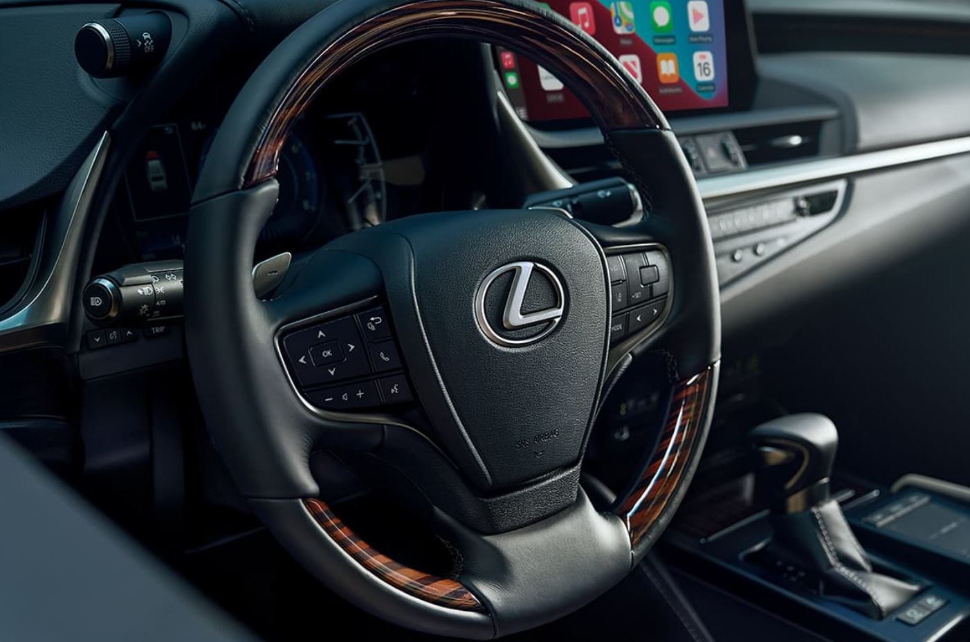 El volante tiene controles de mando montados.