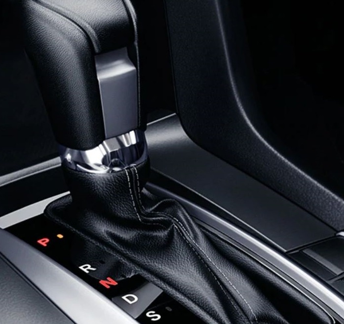 La palanca de cambios tapizada en cuero marca junto a otros detalles la sofisticación de la cabina del Civic.