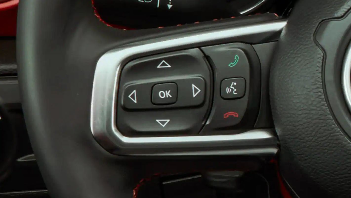 Steering Wheel Controls in the 2021 Gladiator