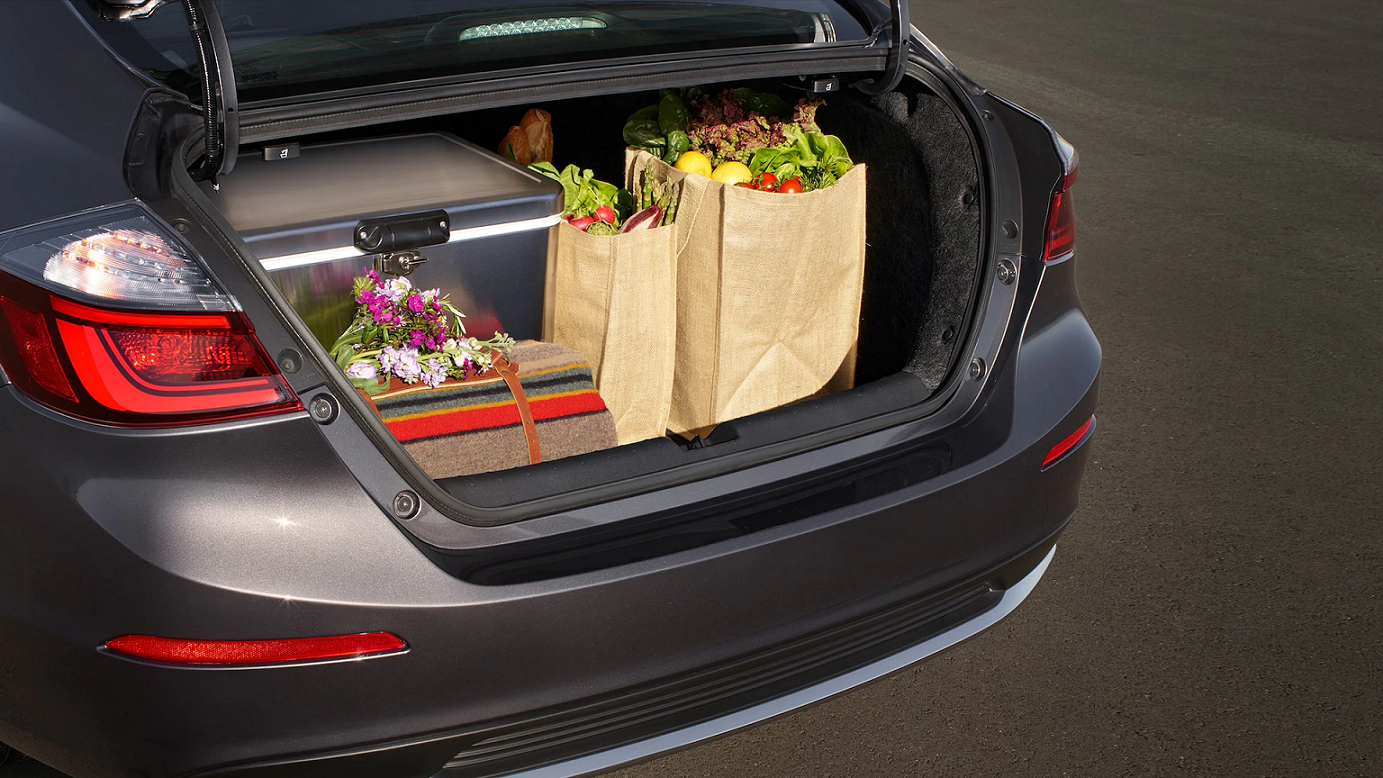 La cajuela te ofrece generosos 15 pies cúbicos de capacidad de carga.