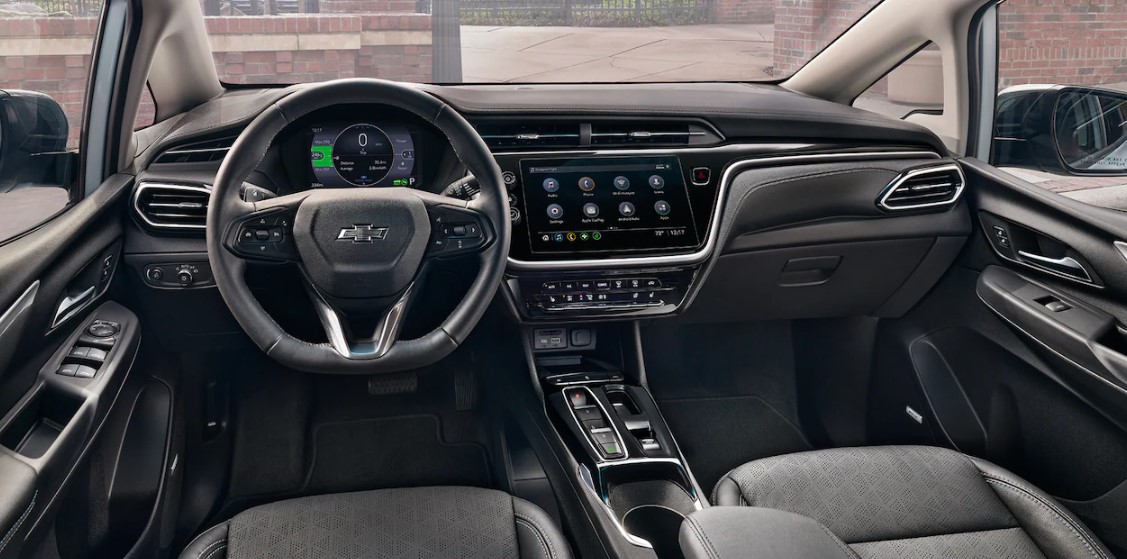 El interior tiene modernas pantallas y un volante deportivo con fondo plano.