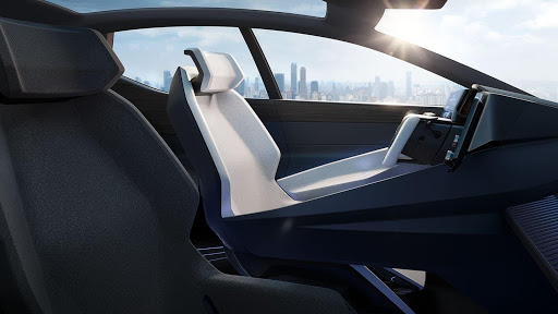 La ausencia de pilares en las puertas y el techo panorámico aumentan la sensación de amplitud en la cabina.