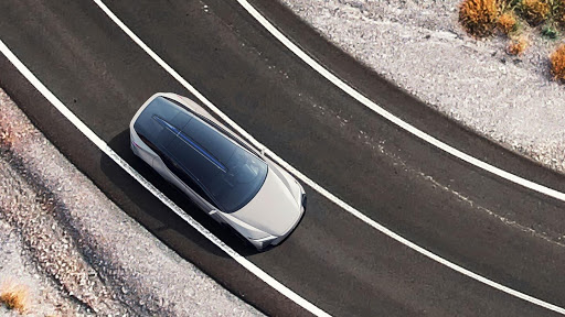 Con solo tocar un botón puedes opacar el techo panorámico para controlar la luz y la privacidad.