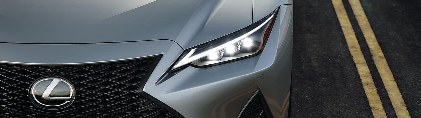 Las delgadas luces delanteras LED de triple haz harán mucho más que iluminar el camino.