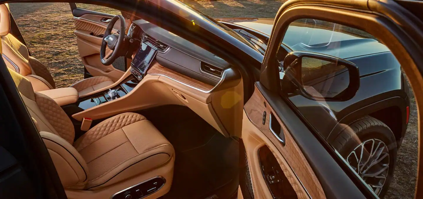 Interior of the 2021 Grand Cherokee L