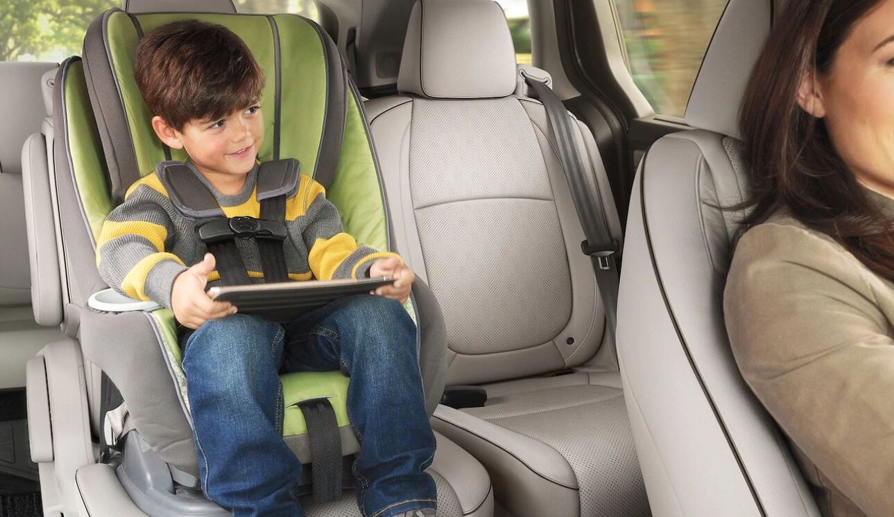 El acceso a la tercera fila es sencillo con los asientos Magic Slide®.