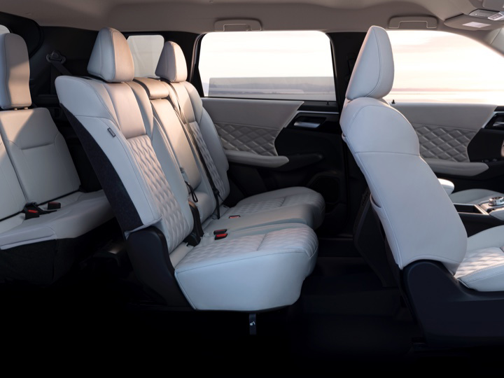 2022 Mitsubishi Outlander Cabin