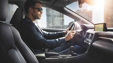 Considerando los lujos que alberga la cabina del Lexus RX 450H 2022 es entendible que siempre quieras estar sentado dentro, aunque no debas ir a ningún lado.