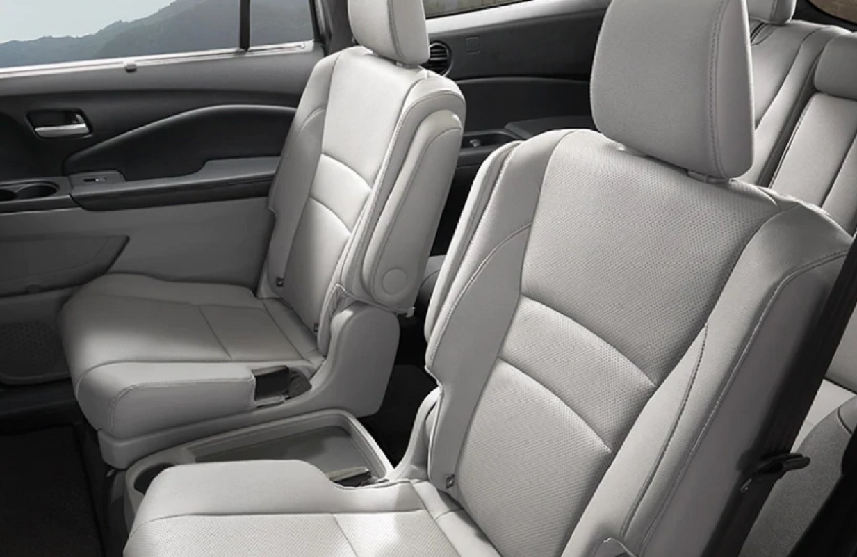 El Honda Pilot 2022 te ofrece tres cómodas filas de asientos de cuero.