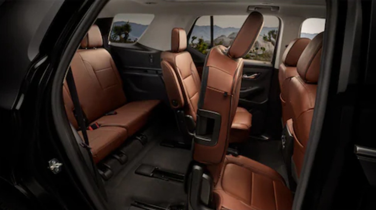  La Chevrolet Traverse 2021 brinda acceso fácil y práctico a la tercera fila de asientos.