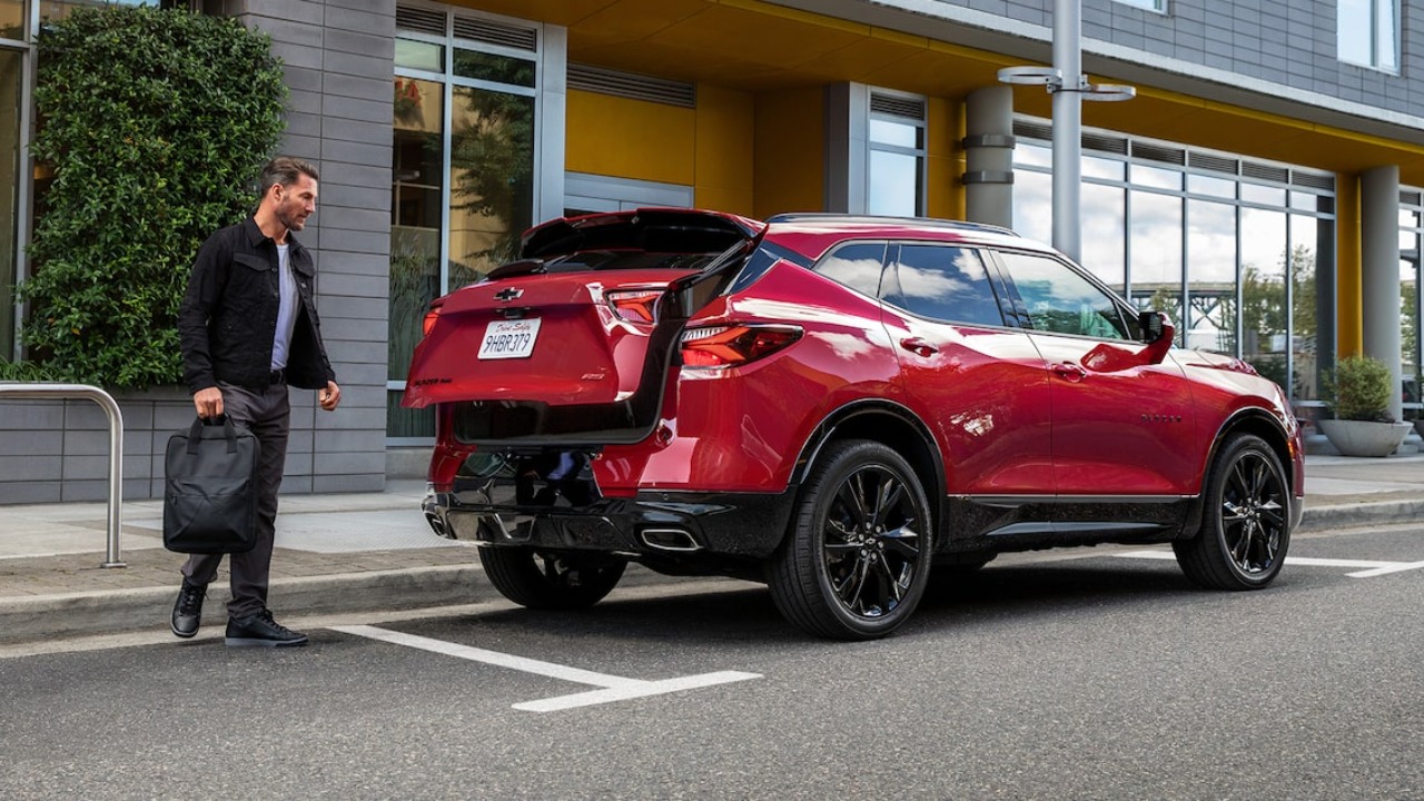 La Chevrolet Blazer 2021 te permite abrir el compartimento trasero sin usar las manos.
