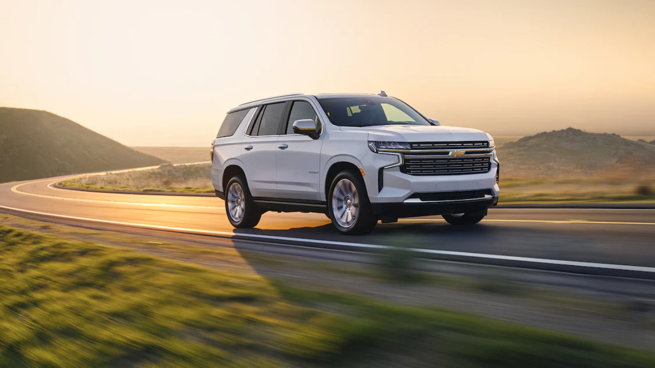 El sistema de suspensión de aire adaptativa en las cuatro esquinas, disponibles en los modelos Z71 y High Country permite descender la altitud del vehículo para hacerla más aerodinámica en ruta. 