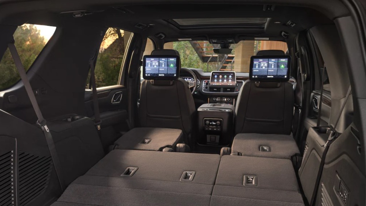 Interior de la High Country en color Jet Black con sistema multimedia disponible para los asientos traseros.