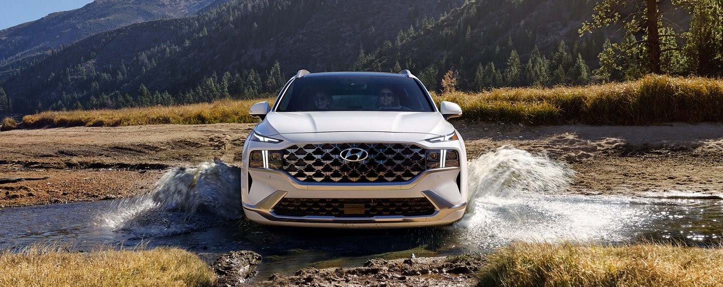 El frente se muestra agresivo con la nueva parrilla –más ancha- y con las luces frontales con forma de “T”.