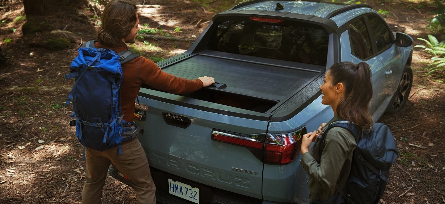 La caja tiene una cubierta retráctil integrada.